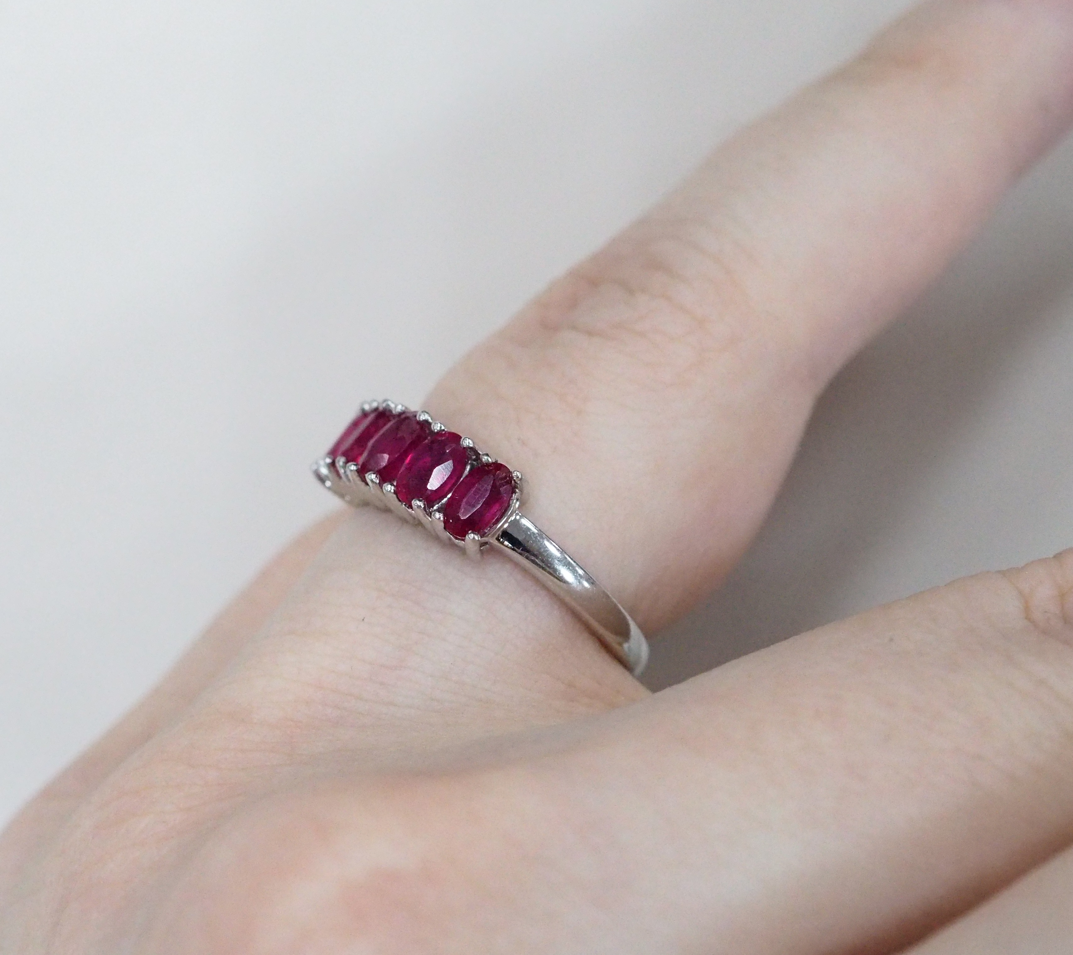 Серебряное кольцо с рубинами